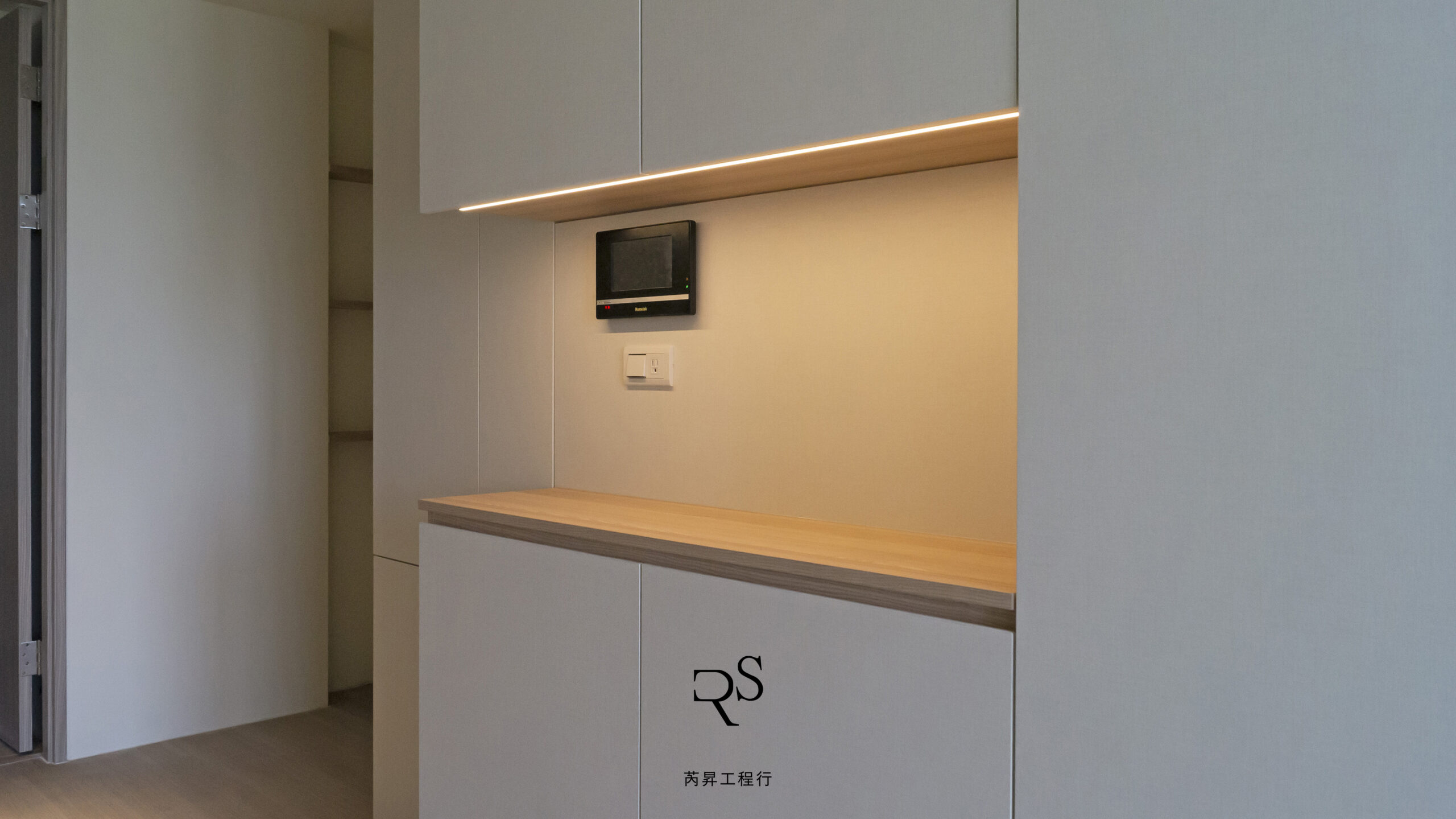 展示櫃搭配燈光層板設計，強化空間層次感