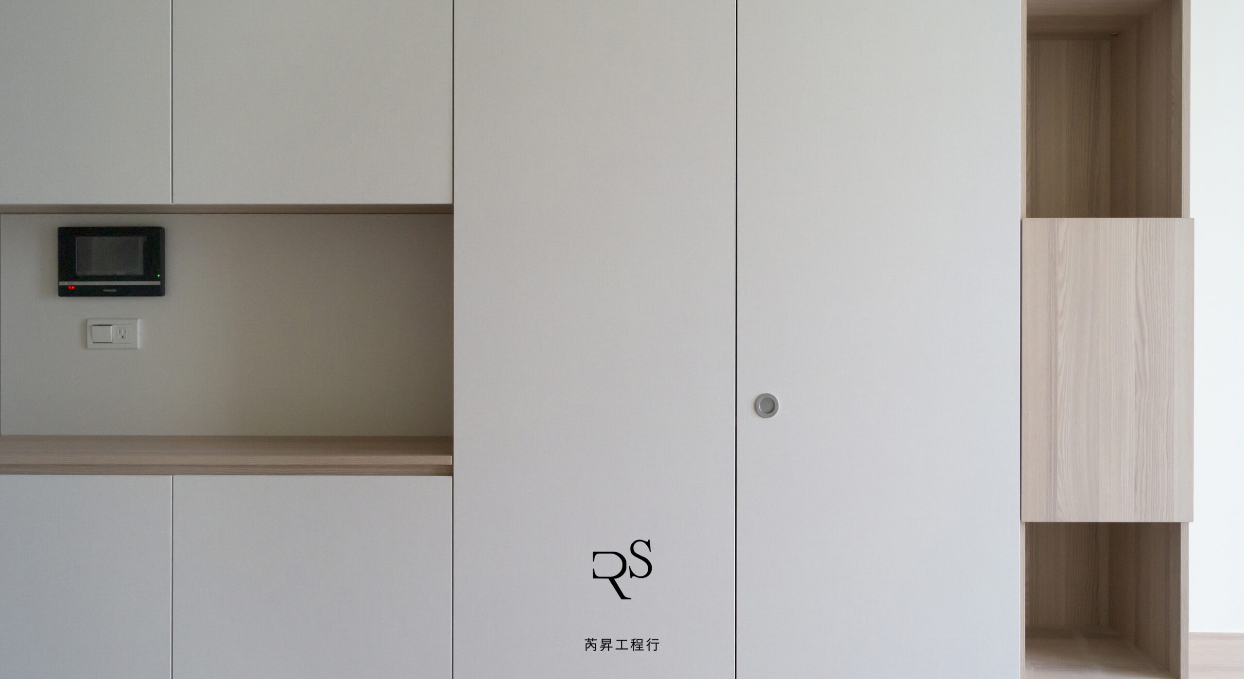 整面白色系統櫃，搭配造型展示格作跳色設計